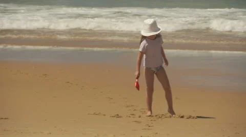 Child running on the beach Vídeo Stock 34632725