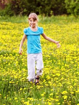 Child  running in  field. Foto stock