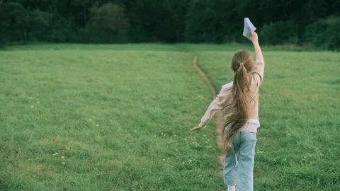 The child is running on the grass. 動画素材 342822878