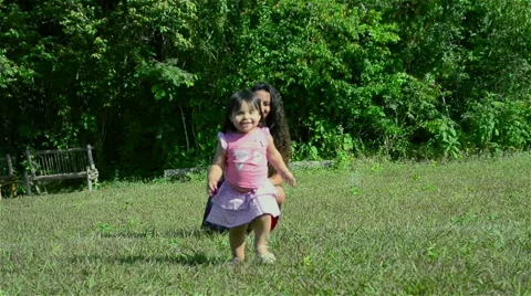 Child running of the mother 库存影片 54332147
