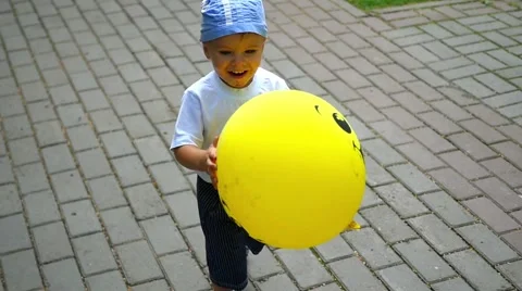 A child running in the Park with balloon Vídeo Stock 65366613