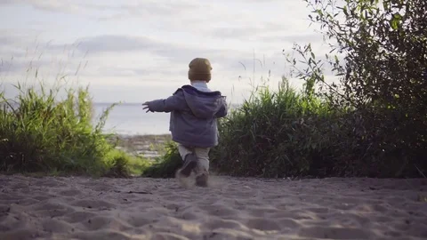 Child running to the sea Video stock 85373380