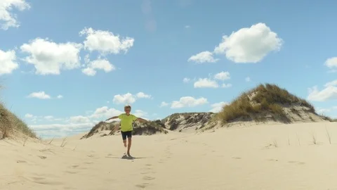 Child running through the sand Vidéo 79277038