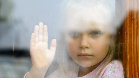 The child is sad at the dirty window 動画素材 116044508