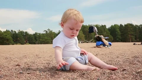 Child in the sand Video stock 135733024