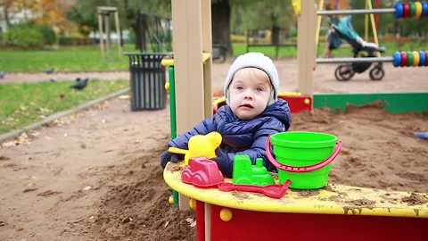 Child with sand molds 스톡 동영상 142540691