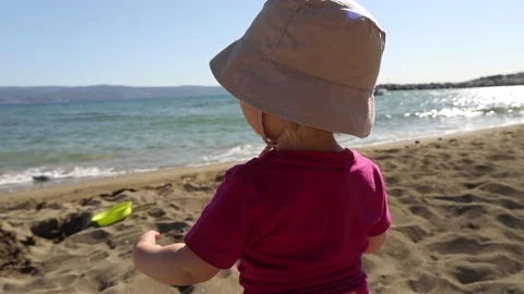 Child on sandy beach in Croatia Video stock 154692955