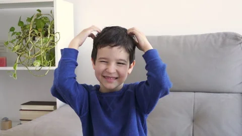 Child scratching Vidéo 250605811