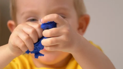 Child is sculpting with modeling clay Видео 128178644