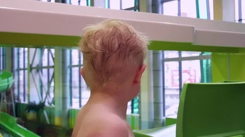 The child on the second floor of the Park looking down through the glass. Stock-Footage 123949798