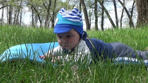 The child sees the grass Video stock 76727944