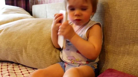 Child sees smartphone Vidéo 62604136