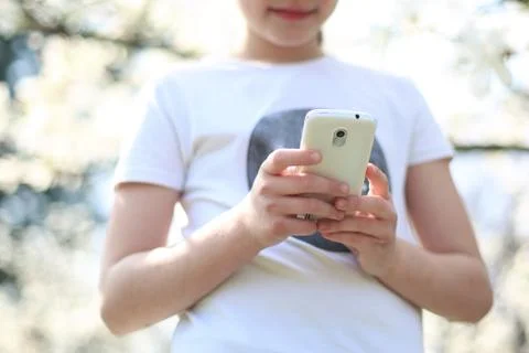 The child sends sms. Foto stock