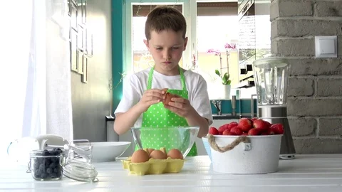 Child separates the protein from the yolk.  스톡 동영상 76532430