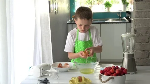 Child separates the protein from the yolk. 스톡 동영상 76533229