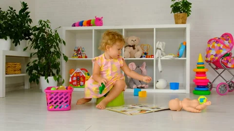 The child sits on the potty. Selective focus. Vídeo Stock 208303068