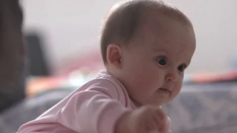 A child is sitting in a crib 库存影片 75912217