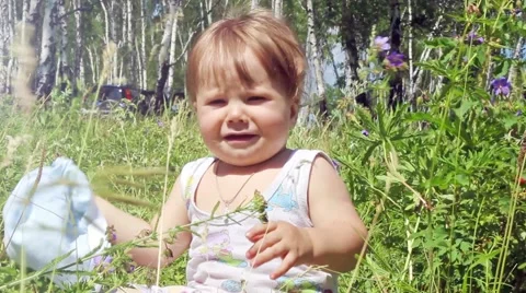 Child sitting on the grass 库存影片 54581783