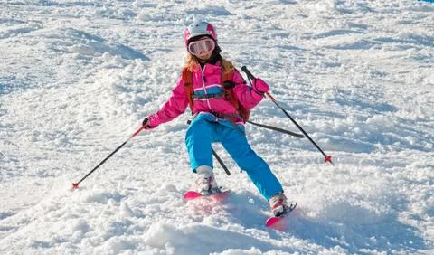 Child skiing in sharp cornering Foto stock