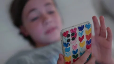 Child with smartphone before bedtime.	 Video stock 311805325