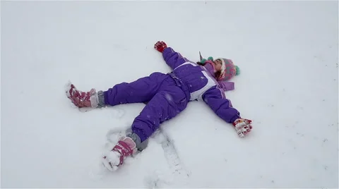 Child in snow Video stock 45499506