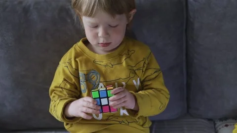 Child solving rubik's cube Video stock 239783280