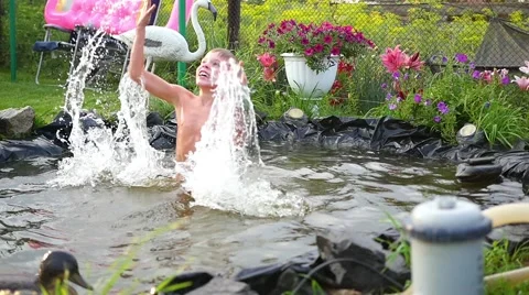 Child splashing in the pool Vídeo Stock 65249792