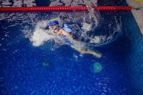 Child splashing in the pool Foto stock