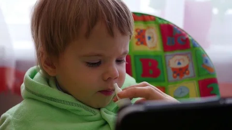 Child splatter medication in the nose Vidéo 69962409