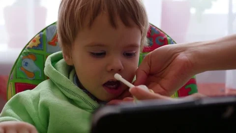 Child splatter medication in the throat Vidéo 69962808