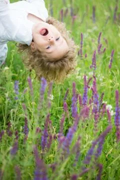 Child in spring field Foto stock