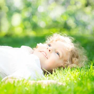 Child in spring park Stock-Fotos