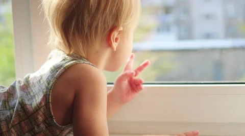 The child stares out the window Vidéo 68542183