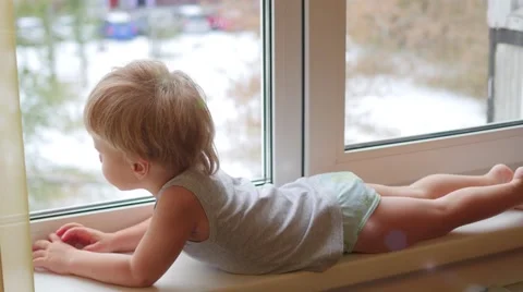The child stares out the window 動画素材 68742248