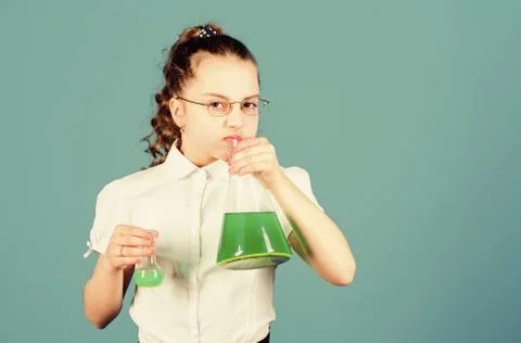 Child study bilogy lesson. small smart girl with testing flask. education and 库存照片