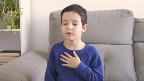 Child suffering an anxiety attack Vidéo 250604577