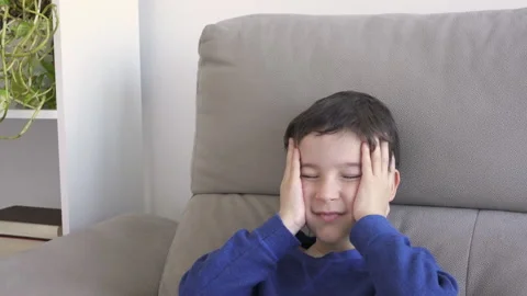 Child suffering headache Vidéo 250605555