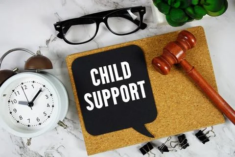 Child Support text on speech bubble with alarm clock and wooden gavel on ma.. Stock Photos