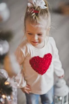 Child sweater pattern in the form of a huge red heart 7229. Foto stock