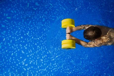 Child swims in the pool Foto stock
