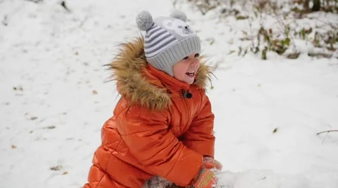 A child swinging on a fallen tree in the winter Park Vidéo 68842183