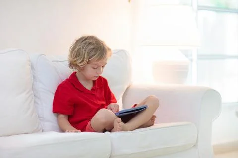 Child with tablet computer. Kids study online. Foto stock