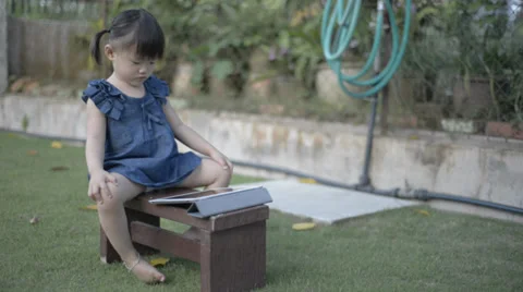 Child with tablet 库存影片 29242470