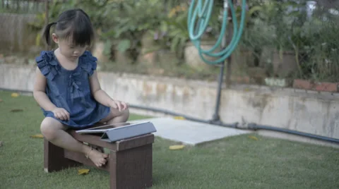 Child with tablet 库存影片 29242755