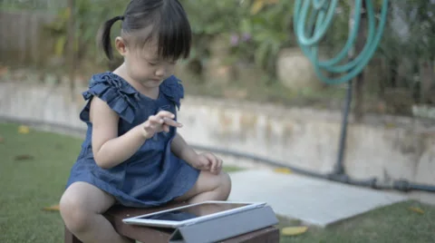 Child with tablet 库存影片 29242847