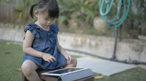 Child with tablet 库存影片 29242923