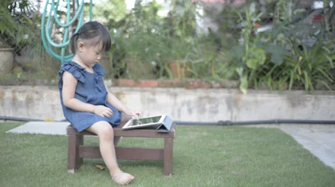 Child with tablet 库存影片 29243974