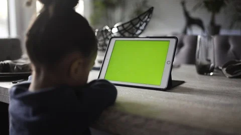 Child on tablet with green screen v1 Vídeos de archivo 107244554