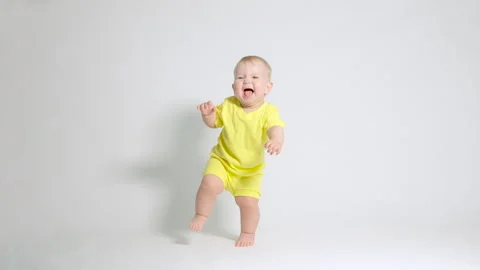 The child takes the first steps but falls Video stock 244846044