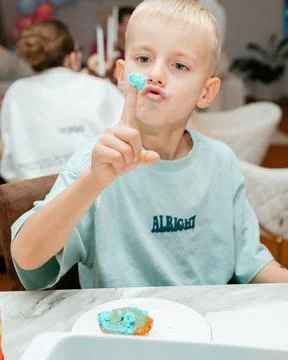 Child tasting cake Foto stock